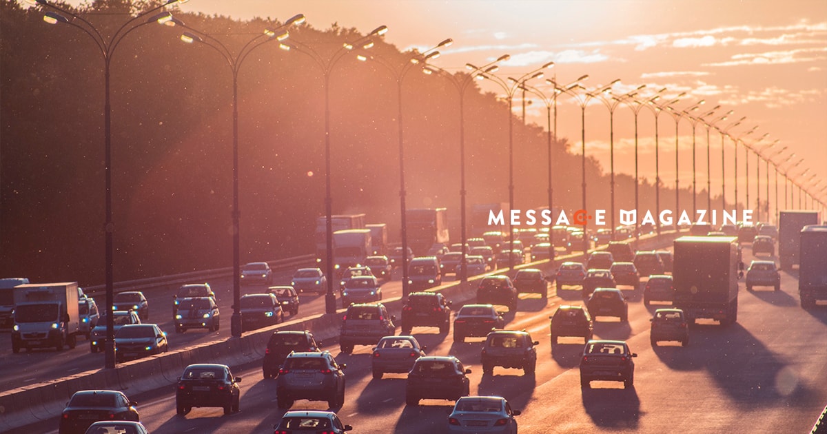 大型連休で毎年のように渋滞に引っかかる人に休みを作らない僕が感じること。