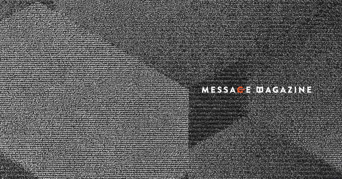 グレーの世界をぐるぐると旅して。